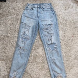 American Eagle, mixed light wash, curvy Mom jeans!